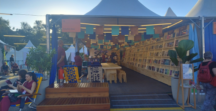 Estande para a quarta edição da Feira do Livro 2025 que ocorreu de 14 a 22 de junho de 2025.